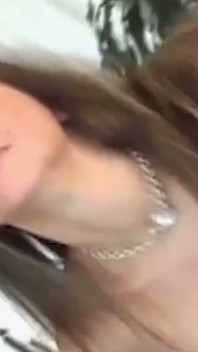 핸잡과 오럴로 행운의 남자를 축복하는 Nikki Rhodes.