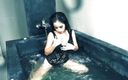 Asian Pussy Vision: 浴槽に温泉アジアの十代のシャワー