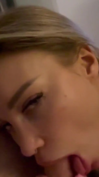 Monika Fox liebt es, viel von heißem sex zu lutschen und zu squirten