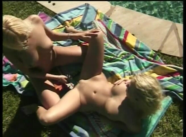 Lesbo Tube: Twee geile lesbiennes spelen met haar favoriete speeltje