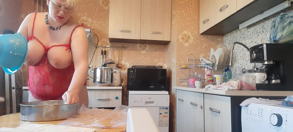 Putarankahotmilf: Seksi iç çamaşırlı ve götümde gür yemek yapıyorum