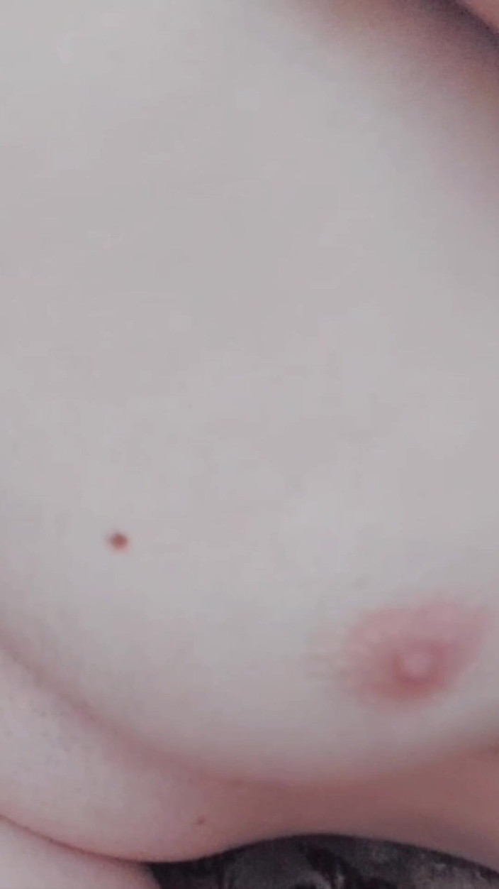 Kitty_Cross: हॉट बहिन धीरे-धीरे झुकते हुए कामुक लुक दे रही है