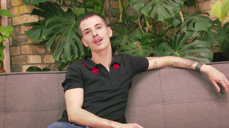 Macho Guys: Un garçon gay excité et solitaire se masturbe pour vous...
