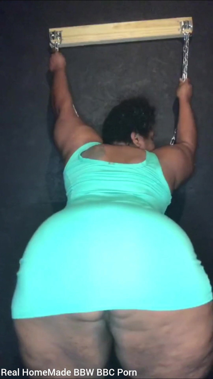 Super sexy ebony cuties: フェムドム、握りしめ、大きな胸を揺らす