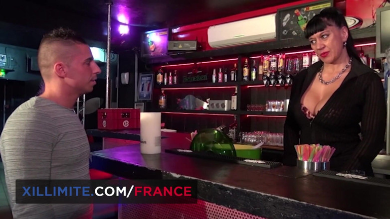 Made In France: La cougar tettona vuole un ragazzo che soddisfa le sue...