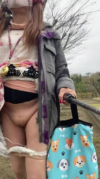 Nr. 165 Arătându-mi ciorapii și înființarea unui vibrator în parcul de dimineață