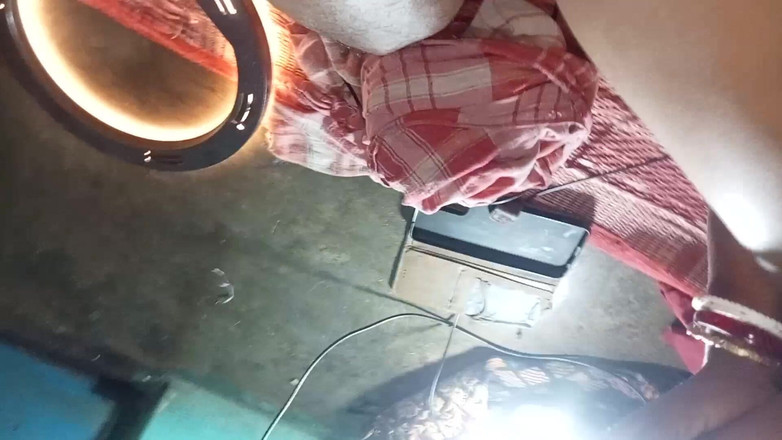 Raja puja: Büyük götlü desi Hintli yenge kocasının arkadaşı tarafından sert sikiliyor.....