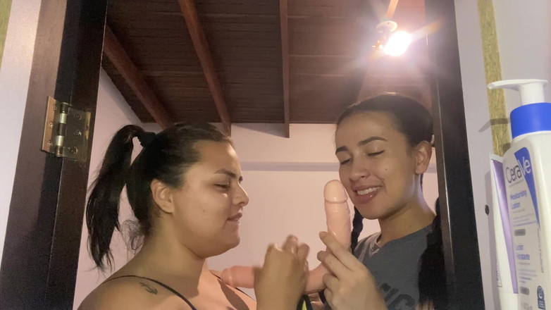 zoemelissa: Trovate le vostre cameriere che giocano con un giocattolo.