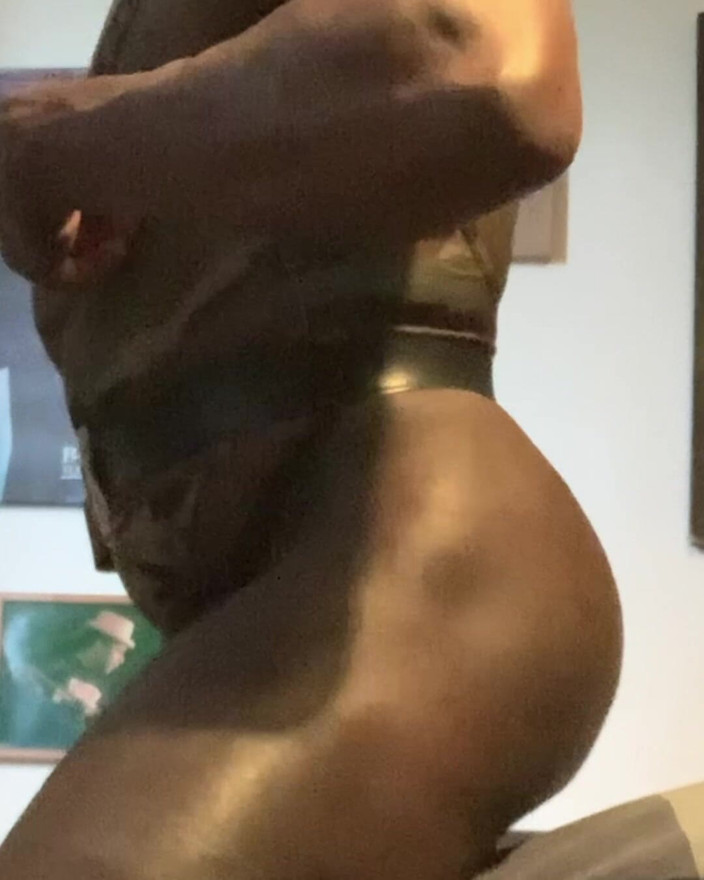 Masculine crossdresser: Singlet Thighs - Botas Altas Crossdresser Paja De Próstata