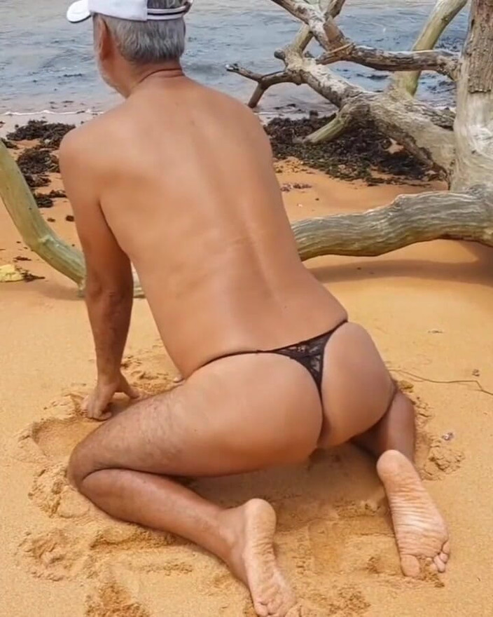 Ladysilvas: Ladysilva plajda külotunu çıkarıyor ve bronzlaşmış ateşli götünü bronzlaşmış çizgiyle gösteriyor