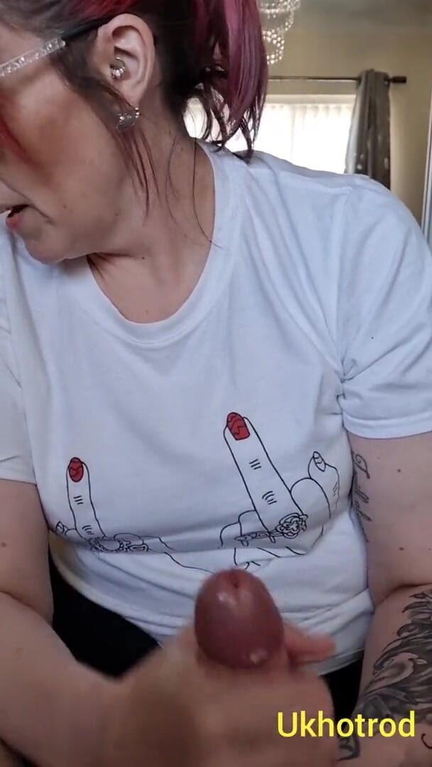 UK Hotrod: Británica grandota esposa se masturba mientras amigo mira y chats