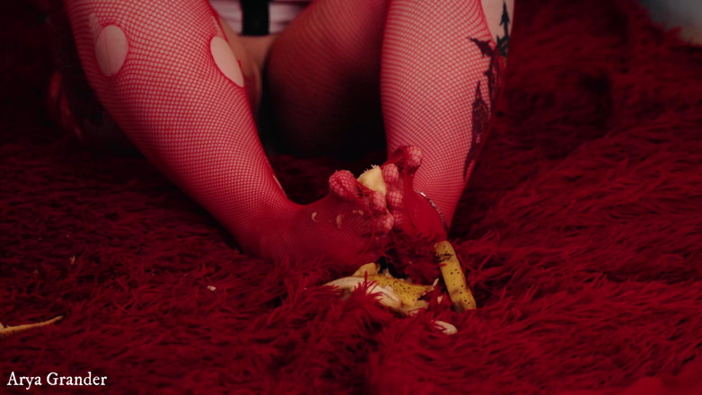 Arya Grander: Banana splosh wideo lesbijki zabawy jedzenie ściskać