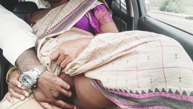 Telugu honey lips: パート-2、テルグ語の汚い話、義理の義理の息子の義理の母の車のロマンチックな旅