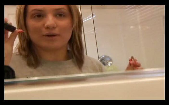 Solo Austria: Maquillage de visage dans la salle de bain