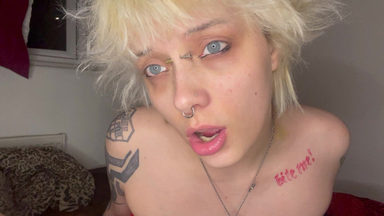 Glitterqueen1999: Caresse pour mon pied moiteux, humiliation, fétichisme des pieds