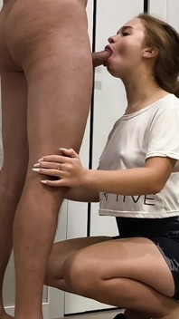 Fofa loira com olhos verdes chupa pau