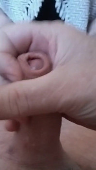Il vecchio è sdraiato sul divano masturbando il suo grosso cazzo che ama questo