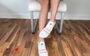 Little Lewd Luna: Збуджені азіатські ноги роздягають шкарпетки, щоб трахнути ділдо
