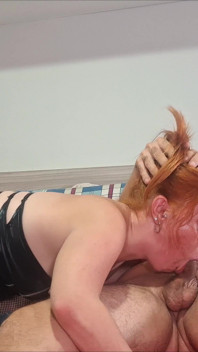 Rothaarige Nachbarin Reitet Hart, Bevor Sie Eine Gesichtsbesamung Bekommt