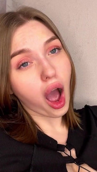 A Girl with a Juicy Ass Cums While at Home Alone