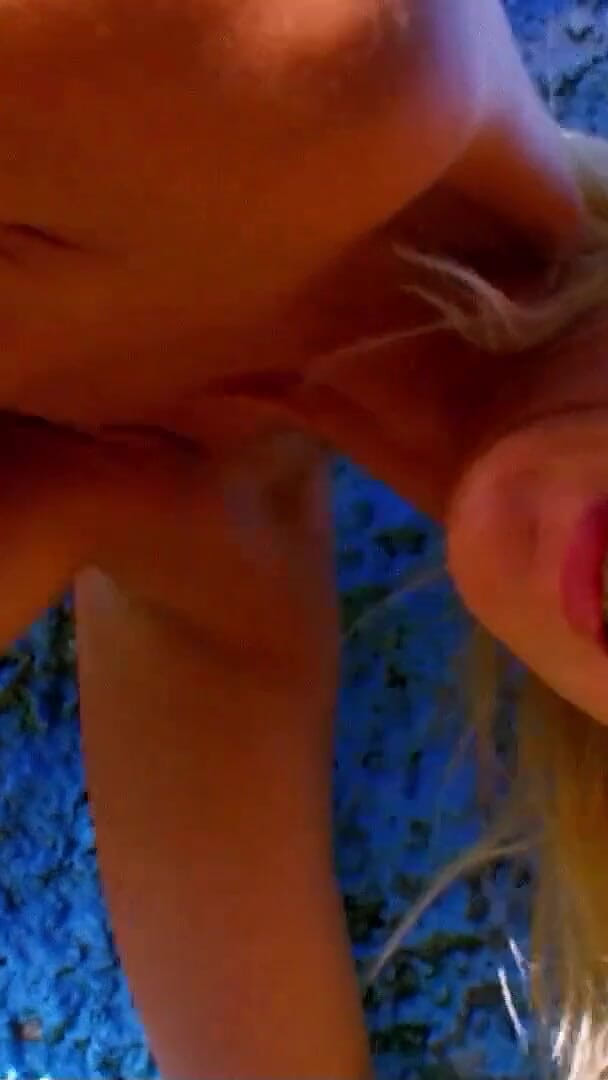 Il marito va a prendere la bionda MILF Michelle all'aeroporto e la scopa nel culo all'aperto (Collezione porno completa) The husband picks up blonde Milf Michelle at the airport and fucks her in the ass outdoors (Full porn collection)