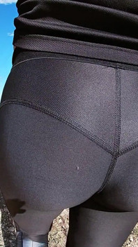 Sexy assed dívka ukazuje svůj těsný zadek v legínách sportistům kolem