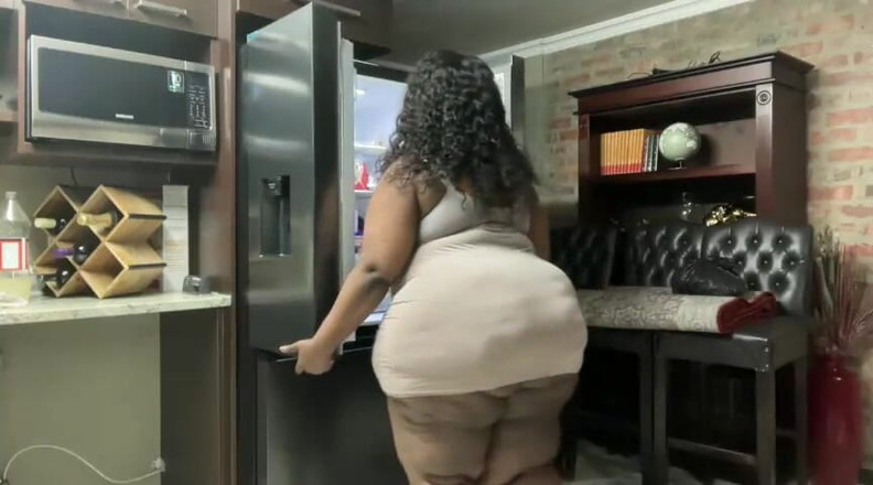 Legendary Booty Overdose: Uriașă neagră tachinând și gemând