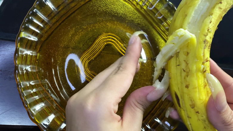 Goddess Li: 長いナチュラルネイルとバナナ