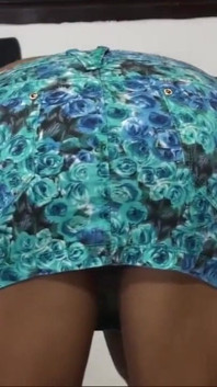Sofia Cucci chupa um grande vibrador duro