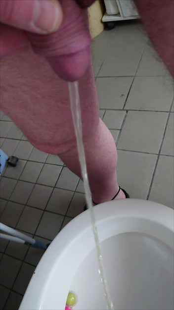 Carmen_Nylonjunge: ナイロンの少年が新年の朝におしっこをする