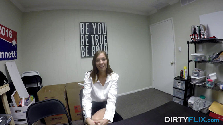 Spy Pov: हार्वर्ड ग्रैड गड़बड़ के लिए एक नौकरी