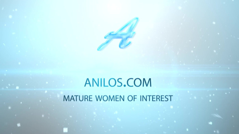 Anilos: 超スリムなロシアの赤ん坊マレルデューは、キスのために彼女のボーイフレンドをもたらし、htenは彼を吸うために彼女の膝に落ちます。