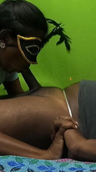Une femme tamoule suce un ami de son mari