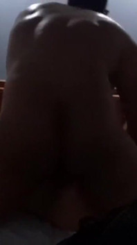 Šukání zadku do Edge Postele v análu na sexy latina MILF tlustá prsatá brunetka mrdka do zadku šukání