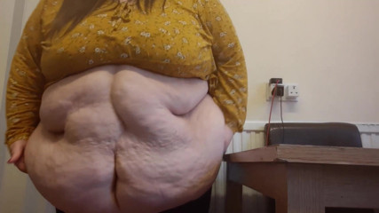 SSBBWLadyBrads: Brzuch podnosi się i spada na stół z uderzeniem