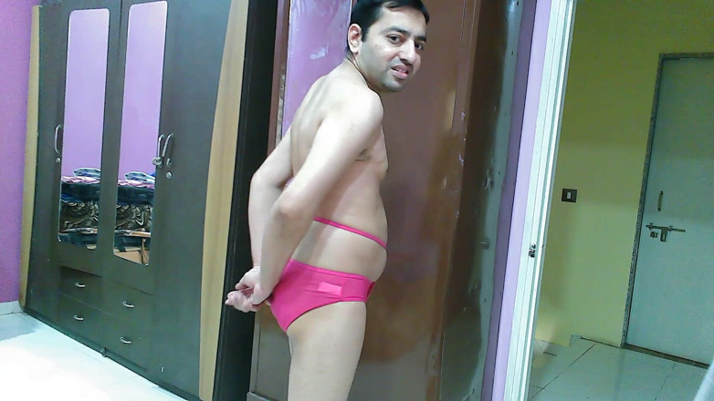 Cute & Nude Crossdresser: Солодкий і сексуальний сіссі кроссдрессер femboy sweet lollipop в рожево-блакитній білизні.