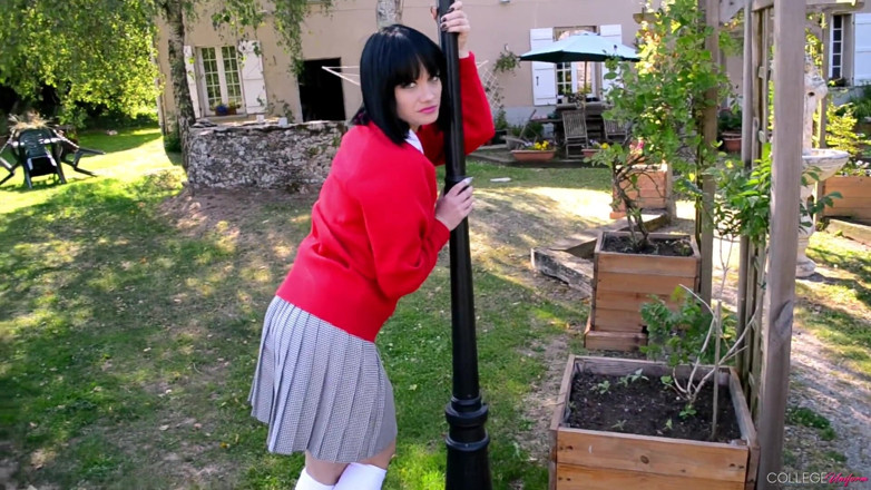 College Uniform: Natahlia Steel을 특징으로 하는 빨간 유니폼 비디오