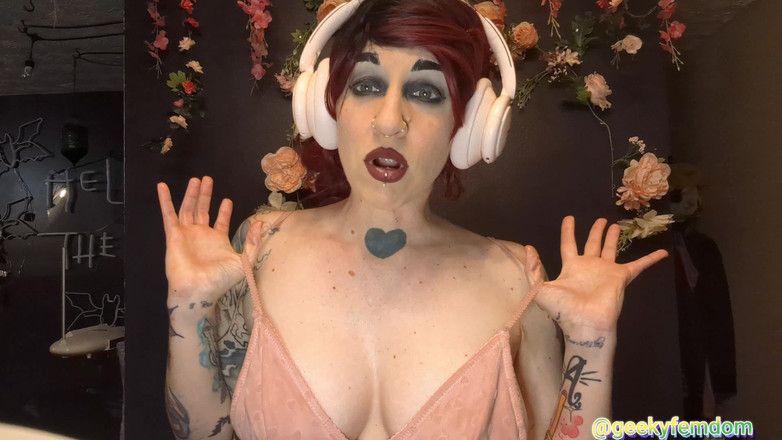 Geeky Femdom: 후타 게이머 소녀