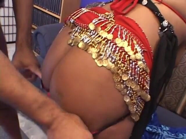 Best Butts: Velký zadek Indická kočička dostane kundičku velkým bílým čůrákem na gauči