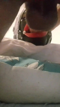 Laura in haar keel geneukt met een grote lippenknevel moet een enorme lading sperma slikken