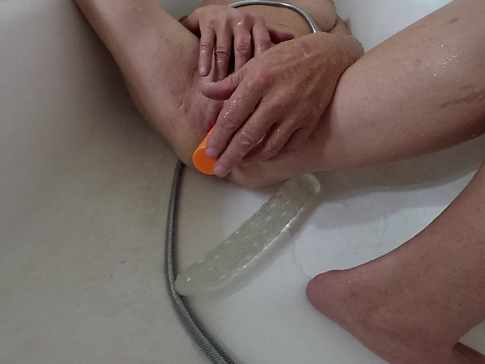 Lizzy Yum VR: Liz Young VR 2025, jouet sexuel dans son bain 37