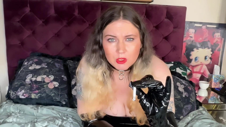 MissFFW: Господиня з ПВХ принижує раба "невдахи" під час куріння