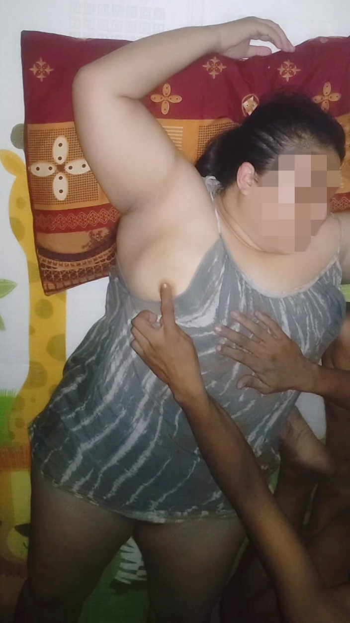 Maye chubby wife: Isteri Jiran Sangat Miang. Pepek Montelnya Mahu Dikongkek.
