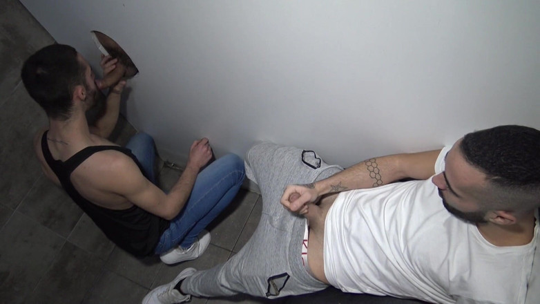 Gaybareback: Chupado y follado en gloryhole por 2 twinks