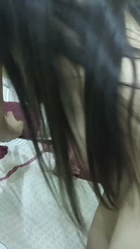 印度女孩sara第一次见到男友，她勾引他展示大胸部指法阴户，在印地语中非常饥渴