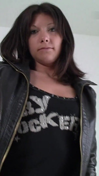 La bella diciottenne Joy ottiene il suo primo cast porno