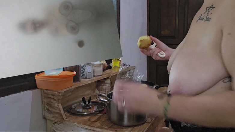 Jimbob Star Straight: Jade, seins nus, cuisine