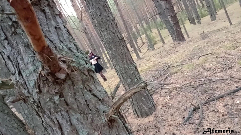 Afemeria: Morena mascarada pega na floresta e chupa pau