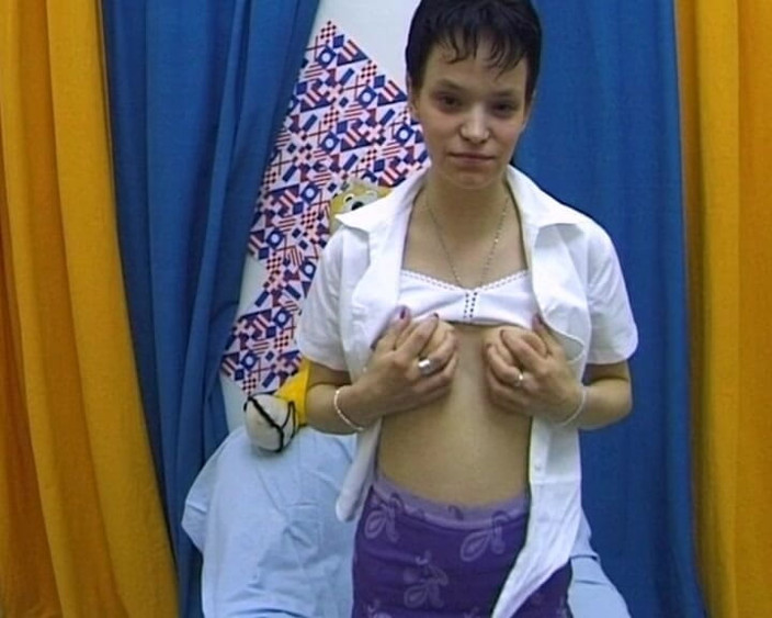 YOUR FIRST PORN: La Sissi Strange es más callada pero cachonda