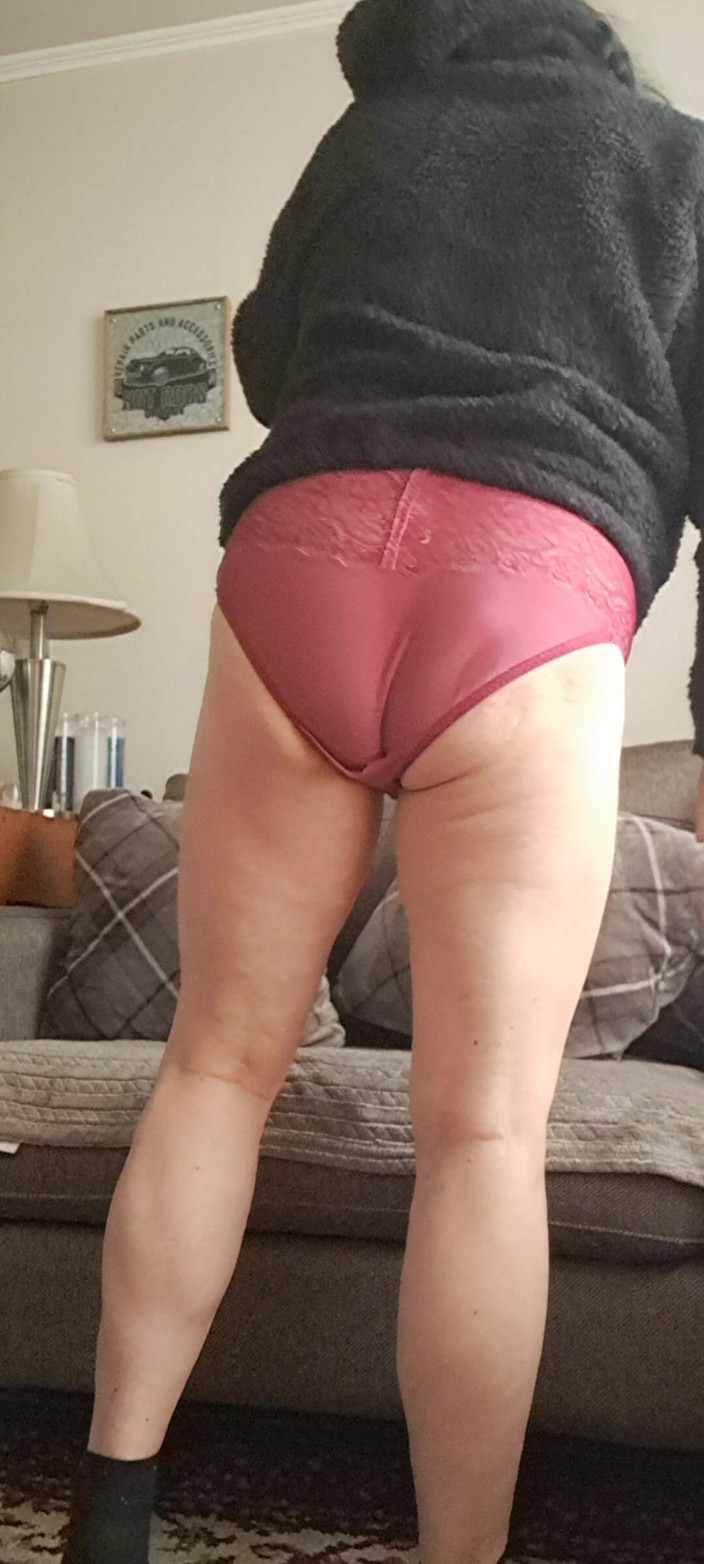 Mommy big hairy pussy: Milf en bragas delante de su cuñado indiferente, él se calienta